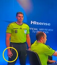 FIFA a deschis o anchetă    FOTO:  E incredibil   ce a putut să facă arbitrul din camera VAR!  Se cere excluderea lui de la Mondial