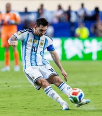 A sosit Regele Messi!    ANALIZĂ.  Starul Argentinei   a dirijat magistral  orchestra pusă în slujba sa de partiturile lui Scaloni. Zece observații