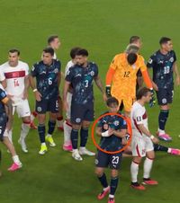Moment bizar la CM 2026    FOTO.  Eroul Paraguayului, surprins când   „fură” ceasul  arbitrului în meciul cu Turcia!