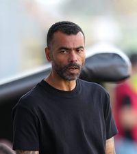 Pe bancă e mai greu  Ajuns antrenor, fostul mare jucător al Angliei se desparte de prima sa echipă   după doar 8 meciuri