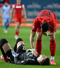 Simulanți din Liga 1, vi se pregătește ceva!  Campionatul începe   cu o nouă regulă,  care va mări timpul de joc + Șmecheria lui Târnovanu va deveni inutilă