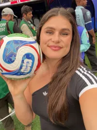 Mulți n-au recunoscut-o  Sportiva care a adus mingea pe teren la Spania - Austria, la CM 2026,   are o medalie olimpică și e una dintre cele mai cunoscute din lume