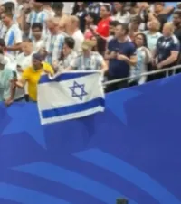 Tensiuni și din tribune    VIDEO:   Cum l-au provocat   fanii argentinieni  pe selecționerul Egiptului, la finalul jocului cu Argentina. Reacția furioasă a lui Hossam Hassan