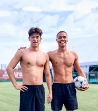 Popovici și Zhanle, ca Messi și Ronaldo    VIDEO+FOTO   Campionul mondial dezvăluie   ce a învățat  după antrenamentul comun: „Aici e foarte bun” + Fotbal între sesiuni