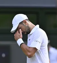 „Începe să mă deranjeze!”  Novak Djokovic, izbucnire rară în fața   jurnaliștilor sârbi:  „M-am săturat să vorbesc mereu despre asta”