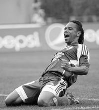 Tragedie în Portugalia  Un fost jucător al echipei Benfica   a murit  într-un accident rutier. Avea 43 de ani