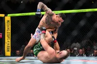 McGregor a rezistat un minut și 9 secunde    FOTO:    Accidentare teribilă  în meciul cu Max Holloway. Ce a încercat irlandezul să facă