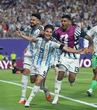 Eroul Argentinei și tatăl perfect    FOTO.  Julian Alvarez a oferit imaginea anului la CM 2026 » Momentul în care   își adoarme fiul în tribună,  după golul decisiv