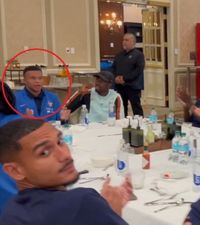 „Dictatorul stă în capul mesei”    VIDEO.  Petrecerea Franței s-a viralizat!   Mbappe a aprins imaginația fanilor:  „Cum de l-a lăsat să vorbească atât?”