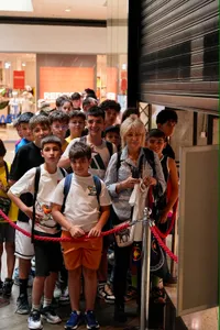 Cum arată noua siglă      VIDEO+FOTO  Fanii FCSB   au blocat intrarea în magazin  cu mai bine de o oră înainte de prezentarea echipamentului