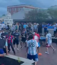 S-au bătut între ei    VIDEO + FOTO.  Fanii Argentinei au uitat de rivalitatea cu Anglia și   s-au luat la pumni pe străzile din Atlanta.  De la ce a pornit totul