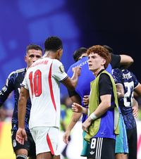 S-a aflat ce l-ar fi enervat pe Bellingham    FOTO.  Motivul pentru care englezul   a pălmuit   un jucător argentinian după fluierul de final