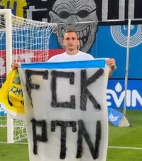 Banner anti-Putin la Craiova    FOTO.  Ucraineanul Romanchuk a afișat   un mesaj dur  la adresa președintelui Rusiei: „Am avut lacrimi în ochi”