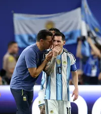 I-a fost profesor!  De la Fuente i-a predat lui   Scaloni: „Te provoca”.  Selecționerii Spaniei și Argentinei, duel în finala CM