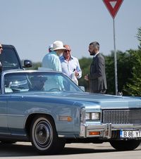 Ion Țiriac, apariție vintage    FOTO:  A făcut senzație la inaugurarea Sălii „Nadia Comăneci”:   a venit cu un Cadillac din anul notei de 10 perfecte!  Valoarea mașinii
