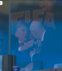 Trump, moment bizar la finala CM    FOTO.  Președintele SUA, surprins în loja oficială în timp ce   mângâie trofeul câștigătoarei.  Reacția lui Gianni Infantino