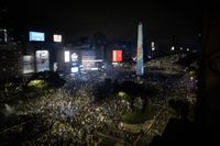 Ce nebunie în Buenos Aires!    FOTO&VIDEO:  În ciuda eșecului din finala Mondialului, argentinienii au umplut străzile într-un   gest de recunoștință pentru națională