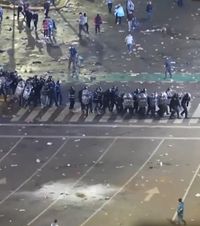 Ciocniri violente cu forțele de ordine    FOTO.  Șapte polițiști răniți de fani în capitala Argentinei, după finala CM 2026.   Au fost reținute 15 persoane!