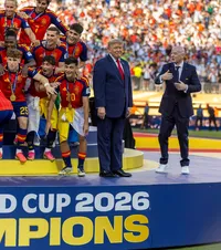 Adios, Donald!    FOTO.  Spaniolii n-au fost încântați că   Trump a vrut să le confiște sărbătoarea!  Ce au postat de la festivitate