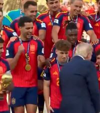 Mikel Merino a râs de Trump    FOTO.  Ce a făcut spaniolul   pe la spatele președintelui SUA,  în timpul ceremoniei de premiere de la CM 2026