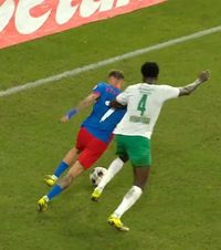 FCSB a cerut penalty    FOTO.   Tavi Popescu,   busculat în careu  la meciul cu Auda! Arbitrul a lăsat jocul să meargă. Ce arată reluările