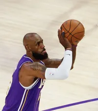 LeBron James, mutare-șoc  Pentru cine a ales să joace în NBA   superstarul de 41 de ani.  Renunță la peste 90% din salariu!