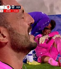 Straton a ieșit plângând    FOTO:  Portarul lui FC Argeș   s-a accidentat  în prima repriză a meciului cu Petrolul și a fost de neconsolat după schimbare