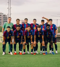 Flick testează La Masia   Antrenorul Barcelonei a luat   17 tineri jucători  în stagiul de pregătire! Cine sunt și ce calități au