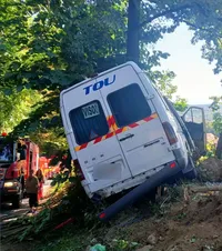 Al cui este „microbuzul groazei”  Firma de la care a închiriat Dinamo 2 aparține unui  „rege” al transportului public,  mufat la Primăria condusă de Elena Lasconi