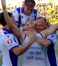 În lacrimi după gol   FOTO.  Fostul dinamovist a marcat și a început să plângă!  I-a dedicat golul maseurului decedat azi,  iar arbitrul i-a dat „galben” imediat