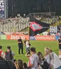 Scos cu forța din stadion!   VIDEO:  Un fan al Oțelului,  gesturi provocatoare în fața galeriei lui Dinamo  + reacția fanilor roș-albi