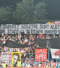 Din nou ținta galeriei   VIDEO:  Moment de reculegere pentru maseurul de la Dinamo II, mesaj de condoleanțe pentru acesta, apoi  injurii la adresa lui Andrei Nicolescu