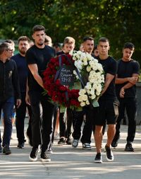 Imagini triste   Conducerea, jucătorii și antrenorii de la  Dinamo  au fost prezenți la priveghiul lui Constantin Covaciu. Și-a făcut apariția și Alex Dobre