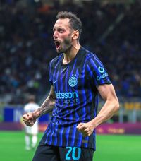 „Îi mulțumesc lui Chivu”  Pleacă  Calhanoglu în Turcia?  Mijlocașul lui Inter, dezvăluiri savuroase: „Mi-am făcut un transplant de păr”