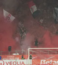 Premieră în fotbalul românesc   VIDEO.    Show pirotehnic  legal în UTA Arad - Rapid: imagini spectaculoase
