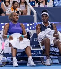 Serena și Venus, împreună după 4 ani  Cum s-a terminat meciul surorilor Williams + De ce  nu s-a jucat pe terenul central  de la Cincinnati