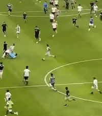 Accidentat de un spectator!   VIDEO.  Fundașul lui Juventus ar putea rata prima etapă din Seria A  din cauza unui fan