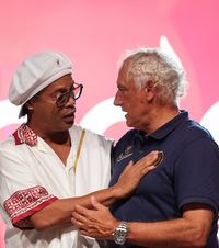 Ronaldinho, din nou pe gazon!   FOTO.  Starul brazilian,  prezentat  la echipa lui Mandorlini: „Nu e o manevră de marketing!”