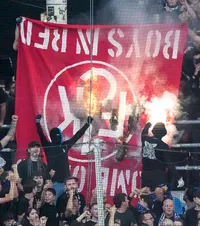 Zonă de război în Germania   FOTO-VIDEO.   Conflict ultras pe stadion:  au invadat terenul! Poliția a intrat cu caii pe gazon. De la ce a pornit totul