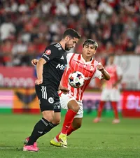Dinamo revine pe primul loc   VIDEO.  „Câinii” câștigă  la limită cu U Cluj,  după ce au jucat mai bine de 20 de minute în zece
