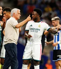 „Suntem în epoca hărțuirii”   FOTO.  Mourinho  îl apără pe Vinicius,  după incidentele din prima etapă: „E prea mult”. A primit o replică dură