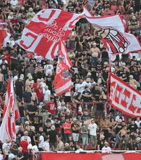 Au susținut un criminal de război   FOTO-VIDEO.  Ultrașii Stelei Roșii,  gest scandalos în Europa League,  după moartea generalului acuzat de genocid