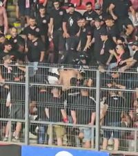 Haos la Arad   VIDEO.  Dinamoviștii  s-au bătut pe stadion  după meci! Jandarmeria a intrat peste ei » De unde a plecat scandalul