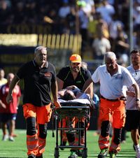 S-a prăbușit pe teren  Momente de panică pentru Pisa:  lui Bozhinov i s-a făcut rău din senin  și a fost transportat la spital