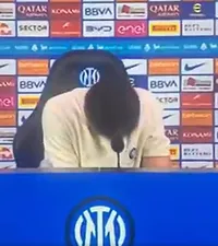 Chivu s-a dat cu capul de microfon!   FOTO-VIDEO.  Ce l-a făcut pe  antrenorul lui Inter  să-și piardă calmul la conferință