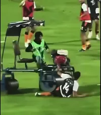 Aproape de o tragedie   VIDEO șocant:  fostul star din Premier League a fost  călcat de un utilaj  de întreținere a gazonului