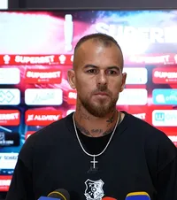 „Armstrong m-a înjurat de familie”   Denis Alibec,  explicații după conflictul cu jucătorul lui Dinamo: „Sunt camere aici, se poate verifica”