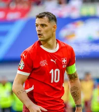 Xhaka a recunoscut  Căpitanul Elveției e anchetat de procurori după ce a obținut un certificat fals de vaccinare  COVID-19   » Ce riscă 