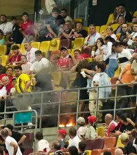 „M-am trezit cu părul arzând”  Suporterul  lovit de o torță  la Dinamo - Farul: „Mama nu mai calcă pe stadion”