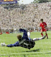 Eroul lor, coșmarul nostru   Corespondență din Suedia.  Thomas Ravelli, omul care a frânt visul Generației de Aur, vorbește după 32 de ani:  „Hagi ar fi luat Balonul de Aur”